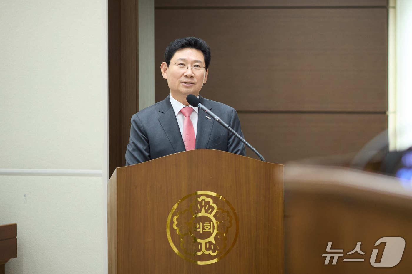 이상일 시장이 26일 시의회에서 시정 질문에 답변을 하고 있다.&#40;용인시 제공&#41;