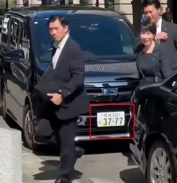 본문 이미지 - 다카이치 총리와 경호원이 자신의 의전차량을 지나고 있다. 출처=Calitoday