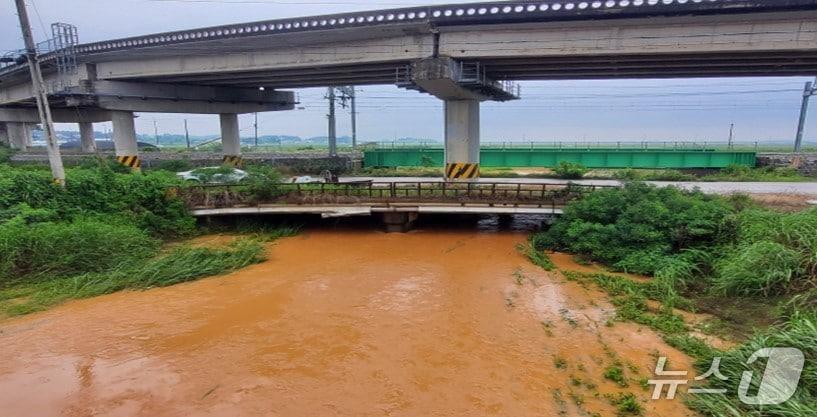 본문 이미지 - 지난 1985년 준공된 뒤 최근 철거된 전북 정읍시 감곡면 오단소하천 내 유정교.&#40;정읍시 제공. 재판매 및 DB금지&#41;/뉴스1 