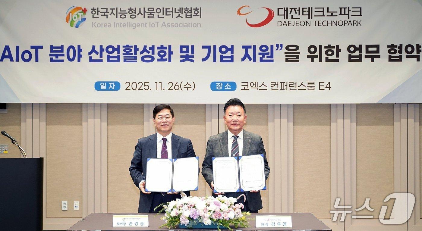 지난 26일 오후 서울 코엑스에서 김우연 대전테크노파크 원장&#40;오른쪽&#41;과 손경종 한국지능형사물인터넷협회 상근부회장이 협약을 맺고 있다. &#40;대전TP 제공&#41; / 뉴스1