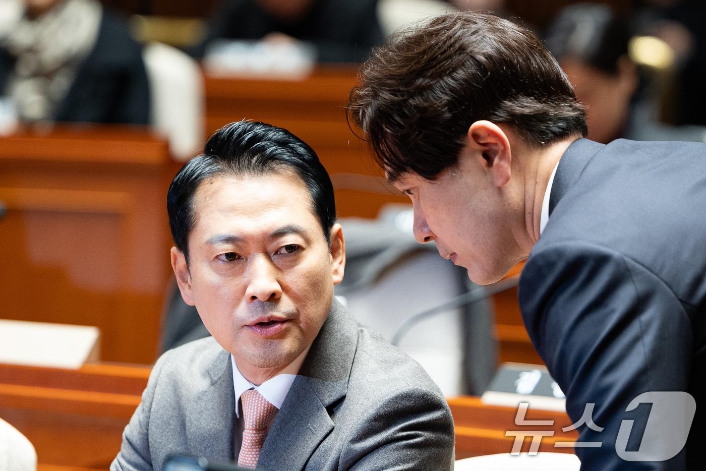 장동혁 국민의힘 대표와 박성훈 수석대변인이 27일 서울 여의도 국회에서 열린 의원총회에서 대화하고 있다. 2025.11.27/뉴스1 ⓒ News1 유승관 기자