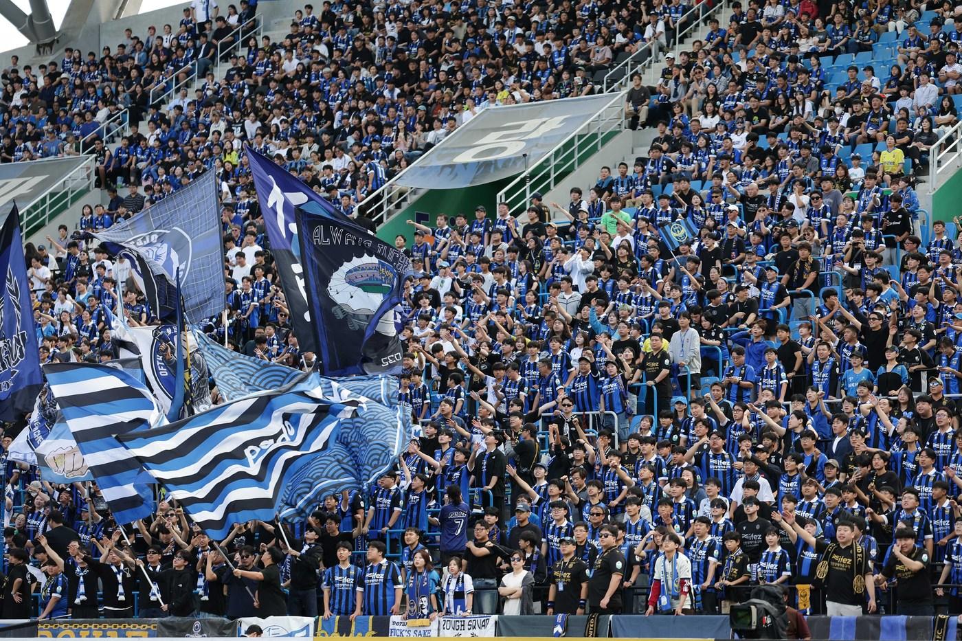 지난해 강등과 함께 고개 숙였던 인천이 1년 만에 다시 비상에 성공했다. 모두가 합심해 뛴 결과다. &#40;한국프로축구연맹 제공&#41;