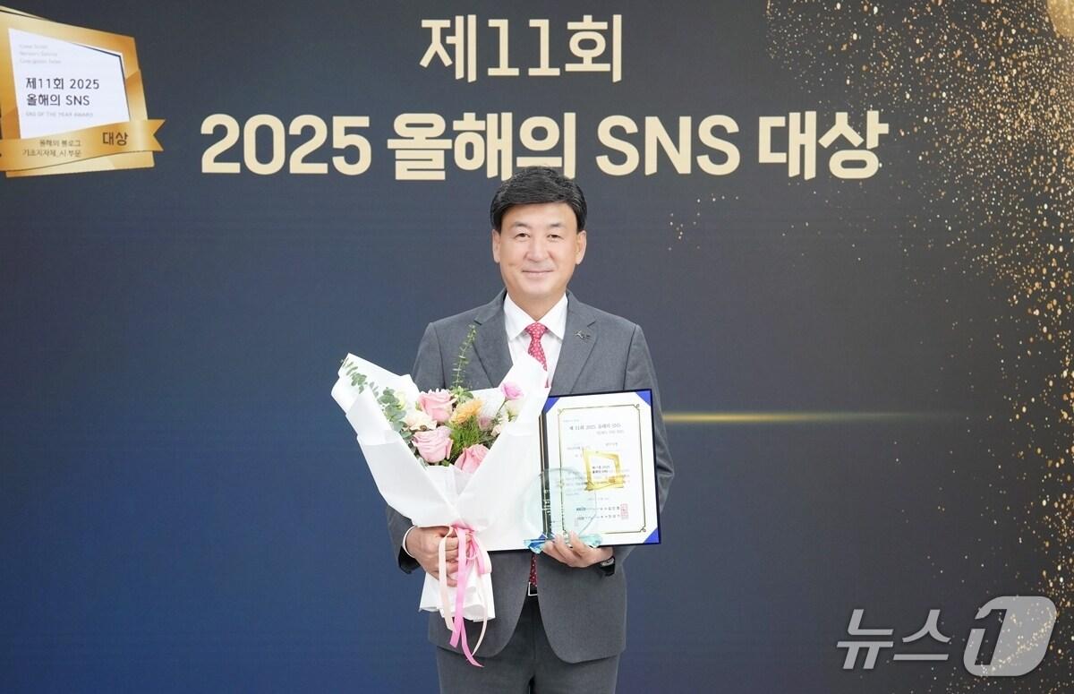 본문 이미지 - 방세환 시장이 지난 26일 ‘2025 올해의 SNS’ 시상식에서 기초지자체 블로그 부문 대상 수상을 수상한 뒤 기념촬영을 하고 있다.(광주시 제공)
