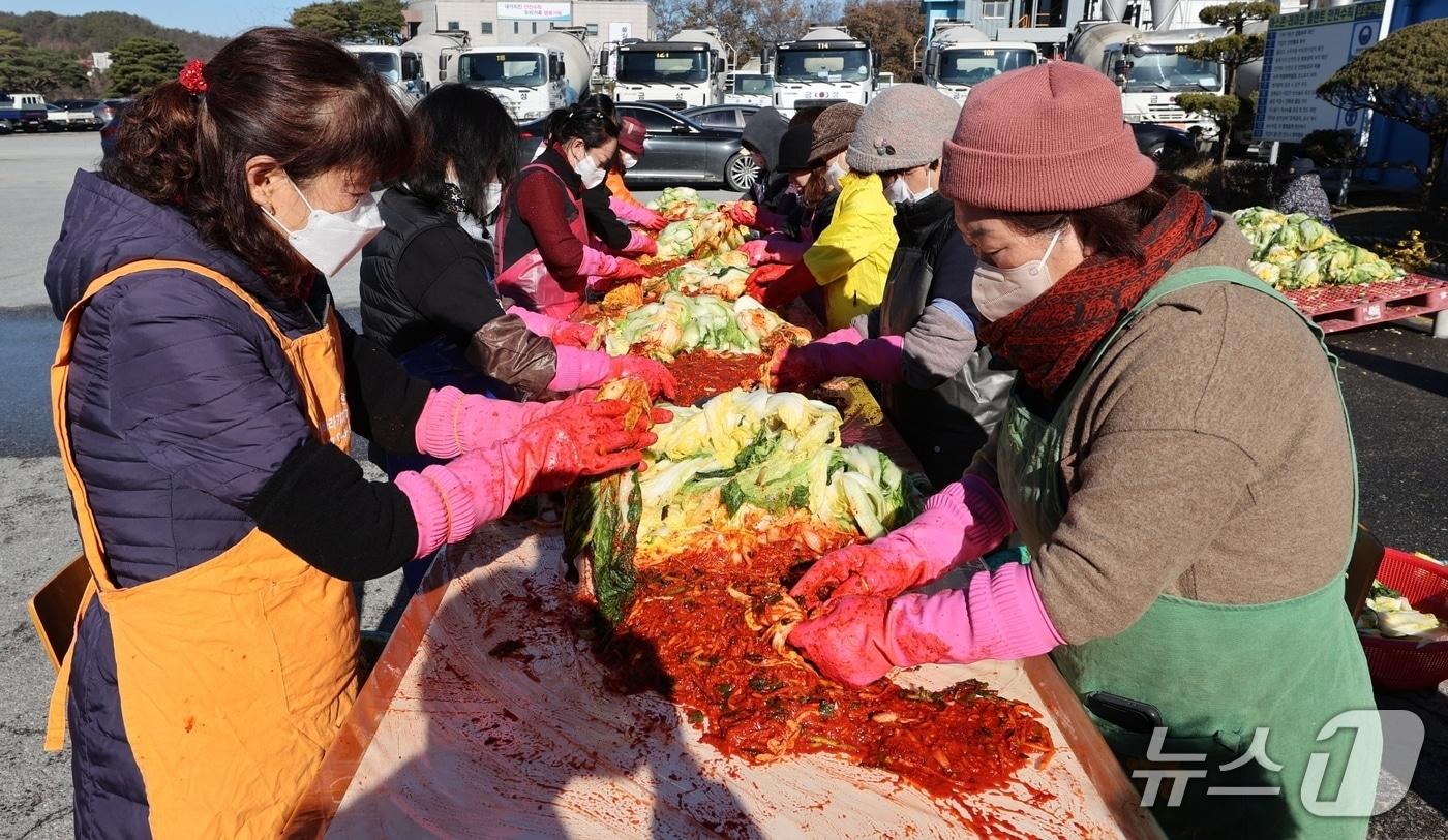 충북 진천 금성개발&#40;주&#41;이 어려운 이웃에게 전달할 김자아 김치를 담그고 있다.&#40;진천군 제공, 재판매 및 DB금지&#41;/뉴스1