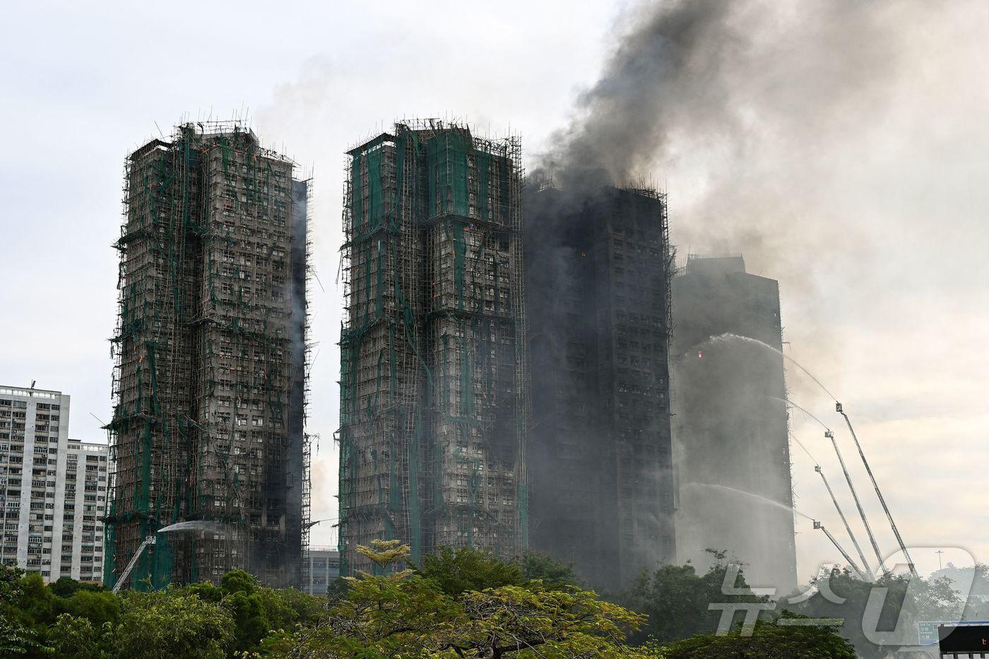 홍콩의 초고층 아파트 단지를 휩쓴 대형 화재로 최소 44명이 사망하고 279명이 27일 실종된 가운데 27일 오전 소방 작업이 진행중이다. 앞서 전날 오후 2시 51분쯤 홍콩 북부 타이포의 &#39;왕 푹 코트&#39;&#40;Wang Fuk Court&#41; 주거 단지에서 화재 신고가 처음으로 접수됐다. 왕 푹 코트는 30층 이상 고층 아파트로 이뤄졌으며 8개 동에 2000세대가 살고 있다. ⓒ AFP=뉴스1