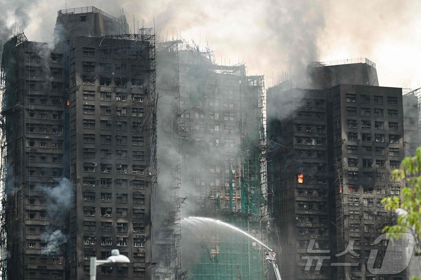 홍콩의 초고층 아파트 단지를 휩쓴 대형 화재로 최소 44명이 사망하고 279명이 27일 실종된 가운데 27일 오전 소방 작업이 진행중이다. 앞서 전날 오후 2시 51분쯤 홍콩 북부 타이포의 '왕 푹 코트'(Wang Fuk Court) 주거 단지에서 화재 신고가 처음으로 접수됐다. 왕 푹 코트는 30층 이상 고층 아파트로 이뤄졌으며 8개 동에 2000세대가 살고 있다. ⓒ AFP=뉴스1 ⓒ News1 최종일 선임기자