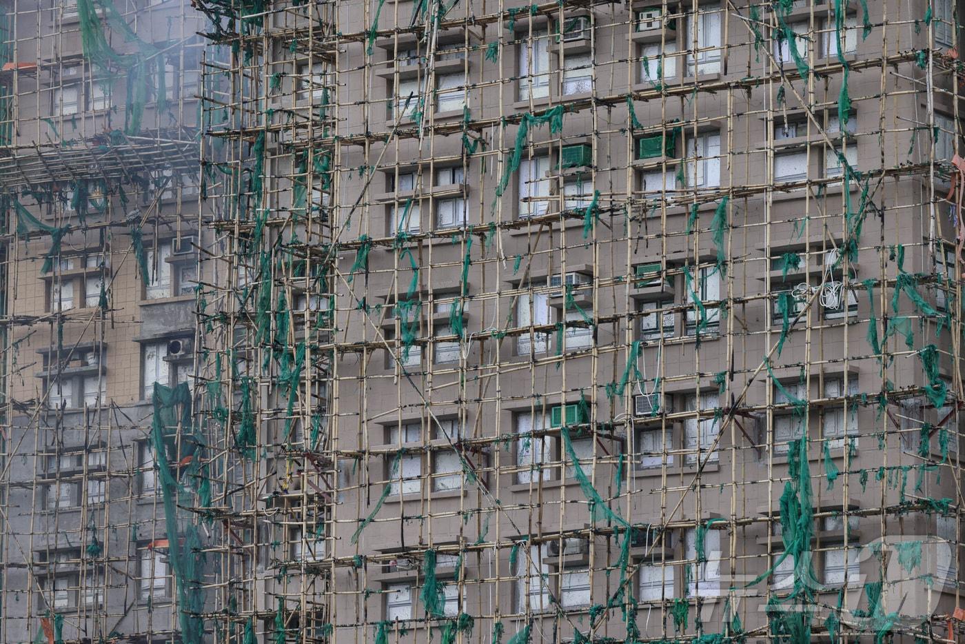 홍콩의 고층아파트 단지 &#39;웡 푹 코트&#39;를 휩쓴 대형 화재로 최소 83명이 사망했다. 이 단지는 30층 이상 고층 아파트로 이뤄졌으며 8개 동에 2000세대가 살고 있다. 불에 잘 타는 대나무 비계&#40;飛階·공사용 임시 발판&#41; 사용 관행이 피해를 키운 요인으로 지목됐다. ⓒ 로이터=뉴스1 ⓒ News1 최종일 선임기자