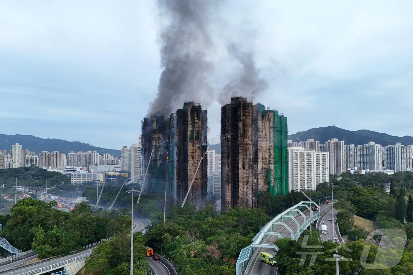 본문 이미지 - 홍콩의 초고층 아파트 단지를 휩쓴 대형 화재로 최소 44명이 사망하고 279명이 27일 실종된 가운데 27일 오전 소방 작업이 진행중이다. 앞서 전날 오후 2시 51분쯤 홍콩 북부 타이포의 '왕 푹 코트'(Wang Fuk Court) 주거 단지에서 화재 신고가 처음으로 접수됐다. 왕 푹 코트는 30층 이상 고층 아파트로 이뤄졌으며 8개 동에 2000세대가 살고 있다. 사진은 드론으로 촬영됐다. ⓒ 로이터=뉴스1 ⓒ News1 최종일 선임기자