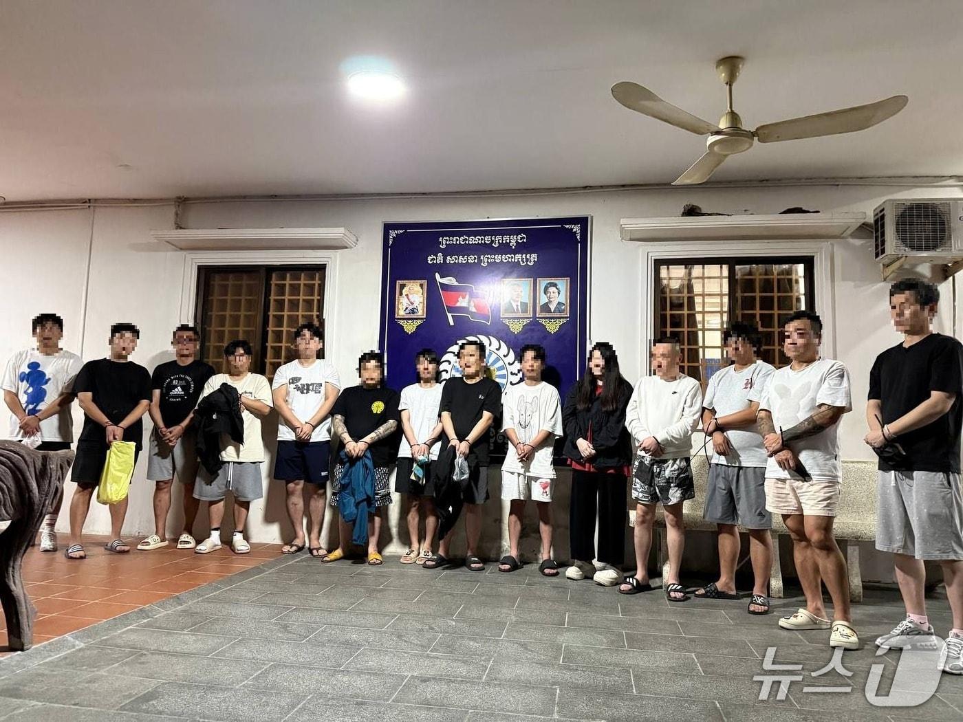 본문 이미지 - 정부가 캄보디아 당국과 공조해 지난 13일 캄보디아 시아누크빌에서 &#39;노쇼&#39; 범죄 조직을 급습해 한국인 17명을 검거했다고 27일 국가정보원이 밝혔다.&#40;국정원 제공&#41;