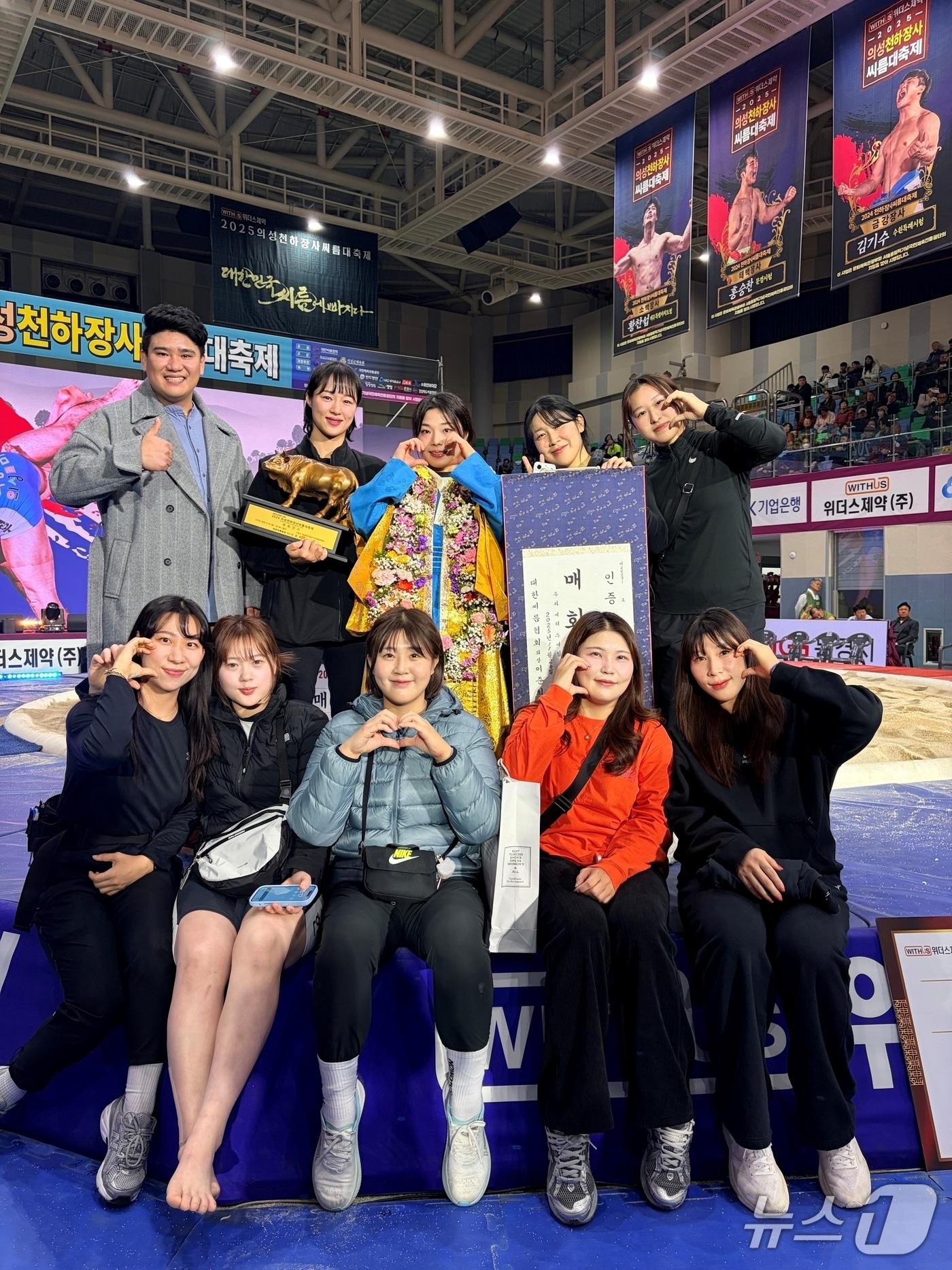 본문 이미지 - 충북 괴산군 직장운동경기부 여자씨름단&#40;감독 김무열&#41;이 2025 의성천하장사 씨름대회에서 매화급 1위, 무궁화급 3위의 성적을 거뒀다.&#40;괴산군 제공, 재판매 및 DB금지&#41;/뉴스1
