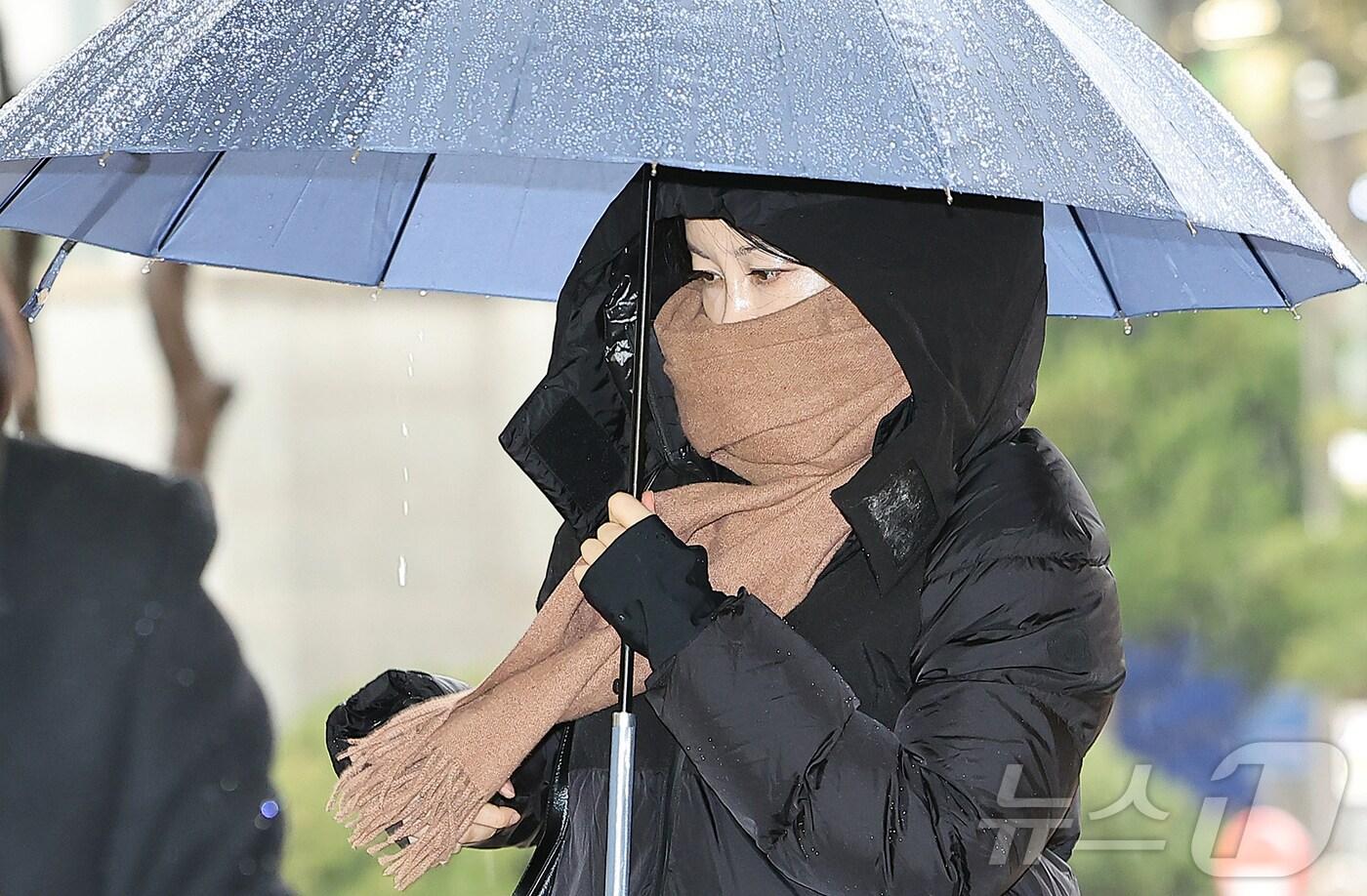 음주운전 및 불법숙박업 혐의로 1심에서 벌금형을 선고받은 문재인 전 대통령의 딸 다혜씨가 27일 오전 서울 서울서부지방법원에서 열린 항소심 1차 공판기일에 출석하고 있다. 2025.11.27/뉴스1 ⓒ News1 김진환 기자