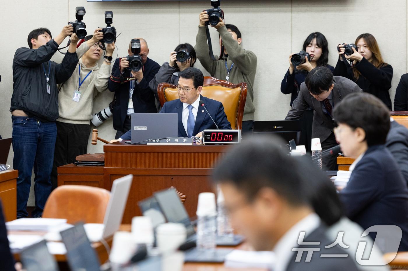신정훈 국회 행정안전위원장이 27일 서울 여의도 국회에서 열린 제429회 국회(정기회) 행정안전위원회 제16차 전체회의에서 의사봉을 두드리고 있다. 2025.11.27/뉴스1 ⓒ News1 유승관 기자