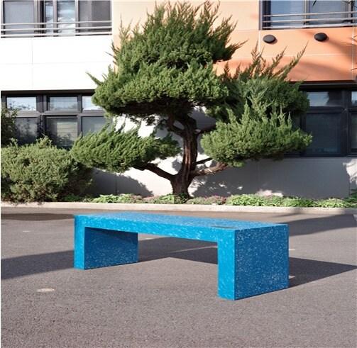 본문 이미지 - 제주대학교사범대학 부설중학교에 설치한 '새활용 벤치'. 전교생이 모은 플라스틱 병뚜껑 2만개를 활용해 제작했다.(사대부중 제공. 재판매 및 DB 금지)/뉴스1 