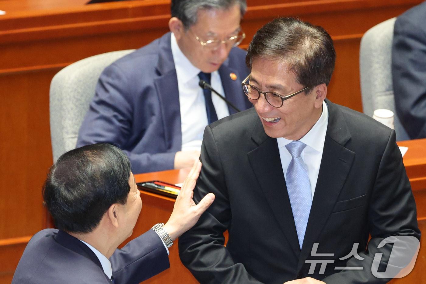 구윤철 경제부총리 겸 기획재정부 장관과 김인회 감사원장 권한대행이 27일 서울 여의도 국회에서 열린 예산결산특별위원회 전체회의에서 인사하고 있다. 2025.11.27/뉴스1 ⓒ News1 신웅수 기자