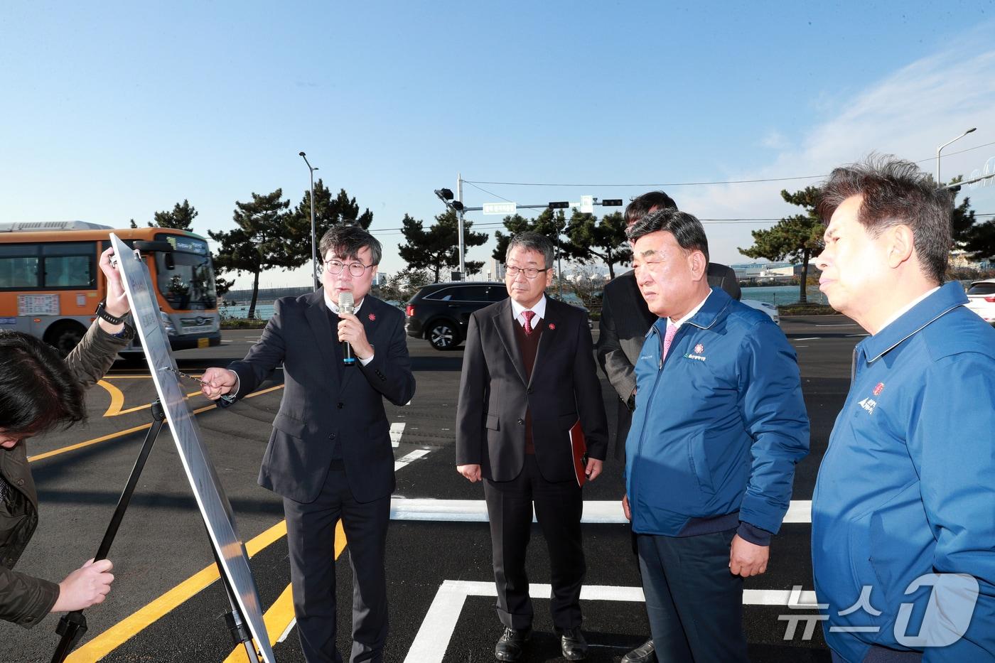 김두겸 울산시장이 27일 울산 아산로에서 교통체계 개선 관련 현장 점검을 하고 있다. (울산시 제공. 재판매 및 DB 금지) /뉴스1