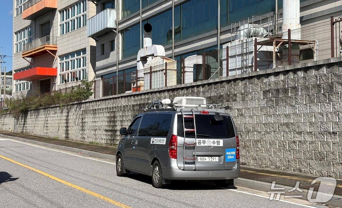 한강청이 지난 10월 17일 포천시 장자산업단지의 한 사업장 주변에서 이동측정차량으로 대기오염물질을 모니터링하고 있는 모습.&#40;한강청 제공&#41;