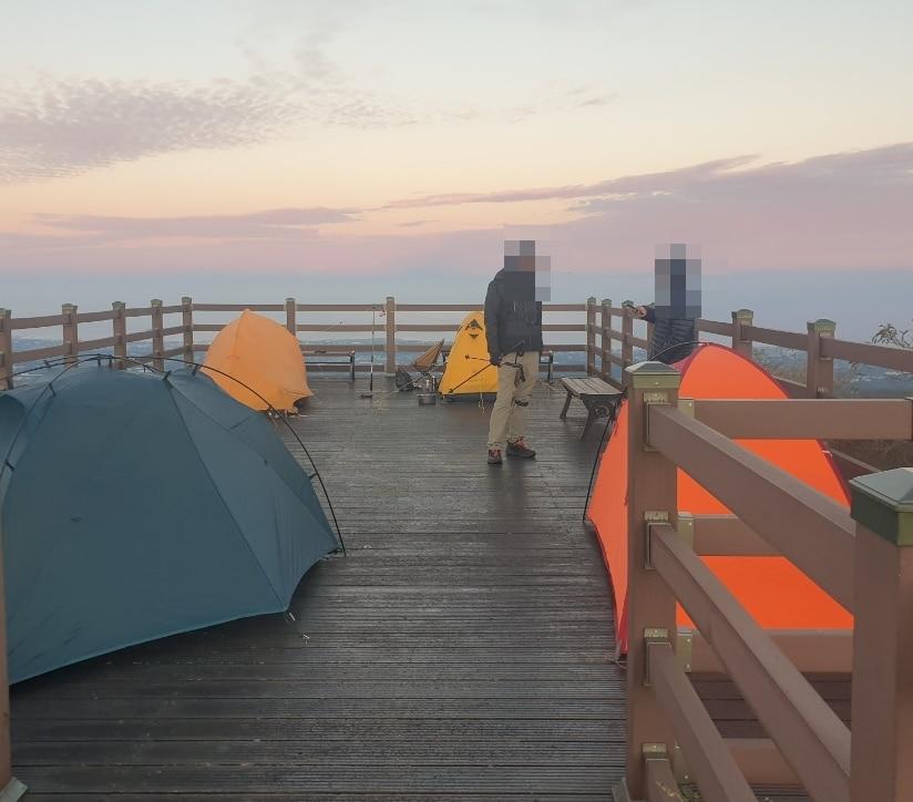 본문 이미지 - 제주 애월읍 큰노꼬메오름을 점령함 캠핑족들이 눈살을 찌푸리게 한다. 출처=제주도청홈페이지