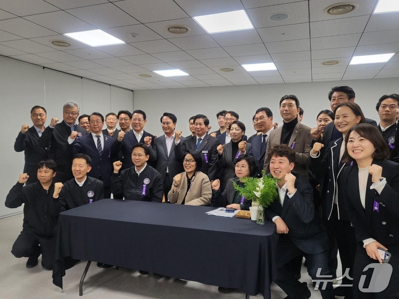 본문 이미지 - 27일 새벽 전남 고흥 나로우주센터에서 경남도와 사천시 관계자들이 한국형 발사체 누리호 4차 발사 성공을 축하하고 있다.(사천시 제공. 재판매 및 DB금지)