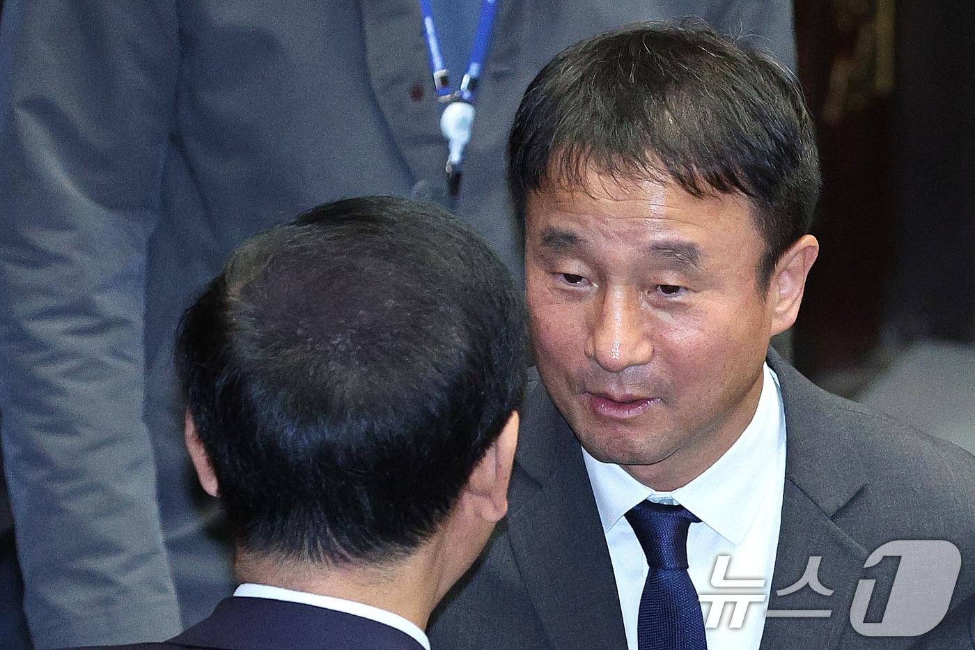한병도 위원장과 구윤철 경제부총리 겸 기획재정부 장관이 지난해 11월 27일 서울 여의도 국회에서 열린 예산결산특별위원회 전체회의를 마친 후 인사하고 있다. 2025.11.27/뉴스1 ⓒ News1 신웅수 기자