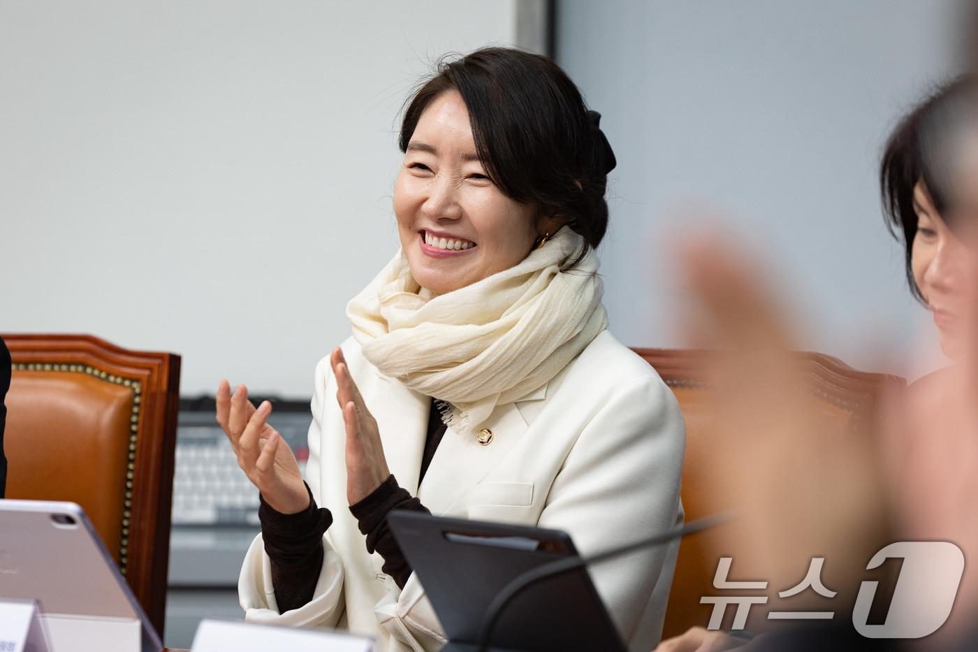 강선우 더불어민주당 국제위원장이 27일 서울 여의도 국회에서 열린 주한미국상공회의소 간담회에 참석해 손뼉치고 있다. 2025.11.27/뉴스1 ⓒ News1 유승관 기자