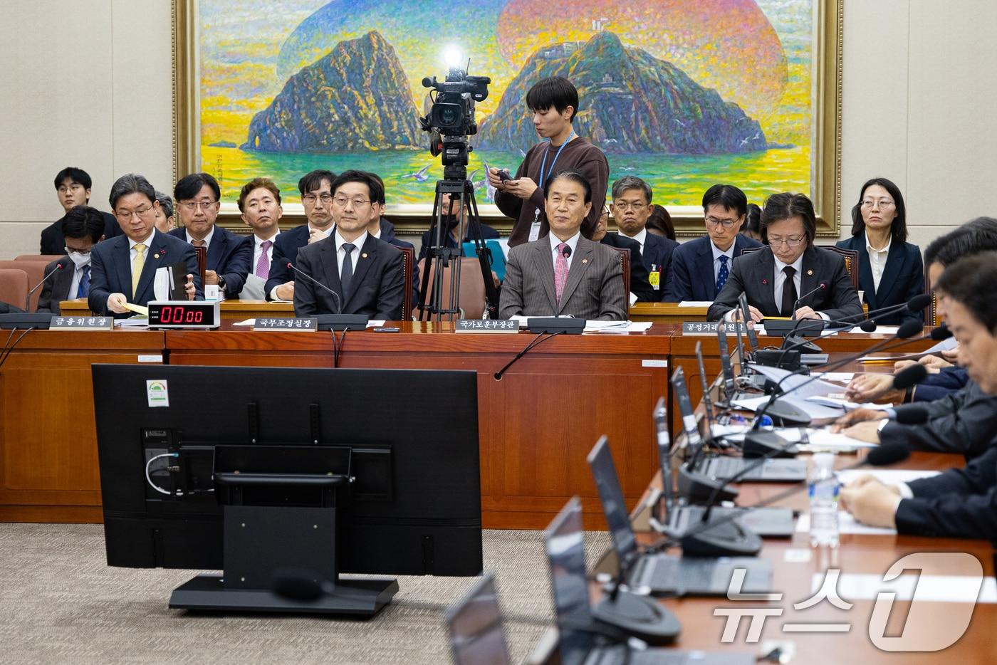 27일 서울 여의도 국회에서 열린 제429회 국회&#40;정기회&#41; 정무위원회 제11차 전체회의에 출석한 국무위원들이 법안 의결을 지켜보고 있다.  2025.11.27/뉴스1 ⓒ News1 유승관 기자