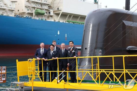 본문 이미지 - 김민석 국무총리와 마크 카니 캐나다 총리, 김동관 한화그룹 부회장&#40;앞줄 왼쪽 둘째부터&#41;이 지난달 30일 경남 거제 한화오션 거제사업장을 방문한 모습.&#40;한화그룹 제공&#41;