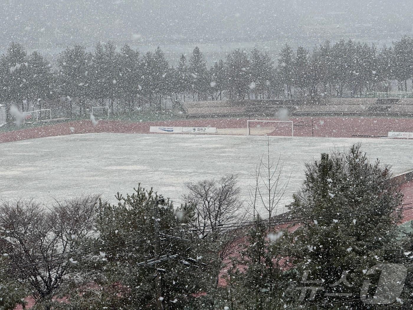 본문 이미지 - 지난 11월27일 낮 12시 강원 화천 일대에 올 가을 첫 눈이 내리는 가운데 화천생활체육공원에 눈이 쌓이고 있다.&#40;독자 제공, 재판매 및 DB금지&#41; 2025.11.27/뉴스1 