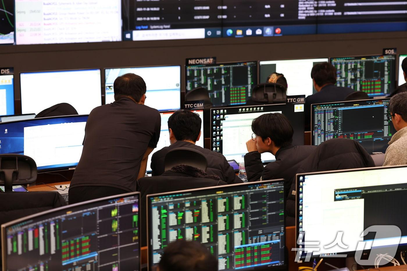 27일 대전 한국항공우주연구원 위성종합관제실에서 연구진들이 누리호 주 탑재 위성인 차세대중형위성 3호 위성 관제 작업을 수행하고 있다. &#40;항우연 제공. 재판매 및 DB 금지&#41;