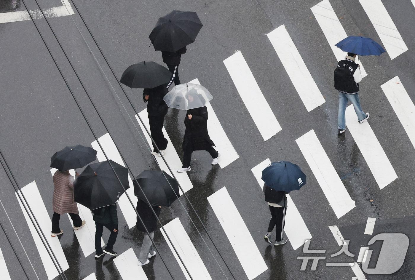 경기 수원시 영통구 아주대학교 근처에서 시민들과 학생들이 우산을 쓰고 지나가고 있다. 2025.11.27/뉴스1 ⓒ News1 김영운 기자