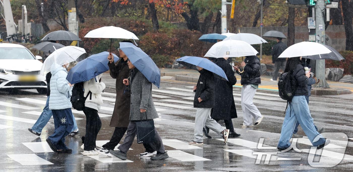 우산을 쓰고 지나가는 시민들.  2025.11.27/뉴스1 ⓒ News1 김영운 기자