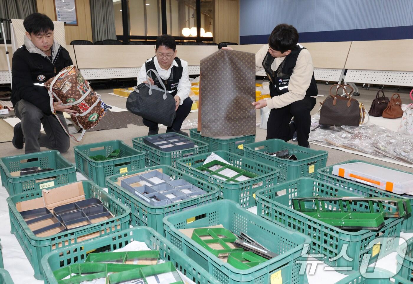 지식재산처 상표특별사법경찰이 27일 정부대전청사에서 위조상품 단속 결과를 브리핑을 마치고 압수된 ‘위조상품 DIY 조립키트’를 살피고 있다. 2025.11.27/뉴스1 ⓒ News1 김기태 기자