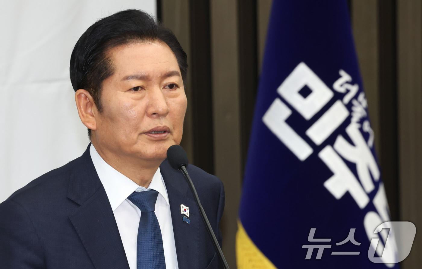 정청래 더불어민주당 대표가 27일 오후 서울 여의도 국회에서 열린 더불어민주당 의원총회에서 인사말하고 있다. 2025.11.27/뉴스1 ⓒ News1 장수영 기자