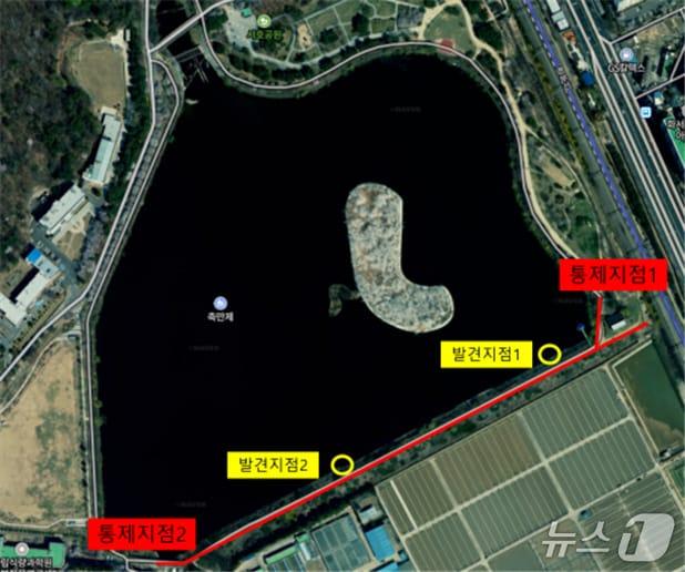 본문 이미지 -  고병원성 AI에 확진된 큰기러기 폐사체가 발견된 지점. &#40;수원시 제공. 재판매 및 DB 금지&#41; 2025.11.27/뉴스1