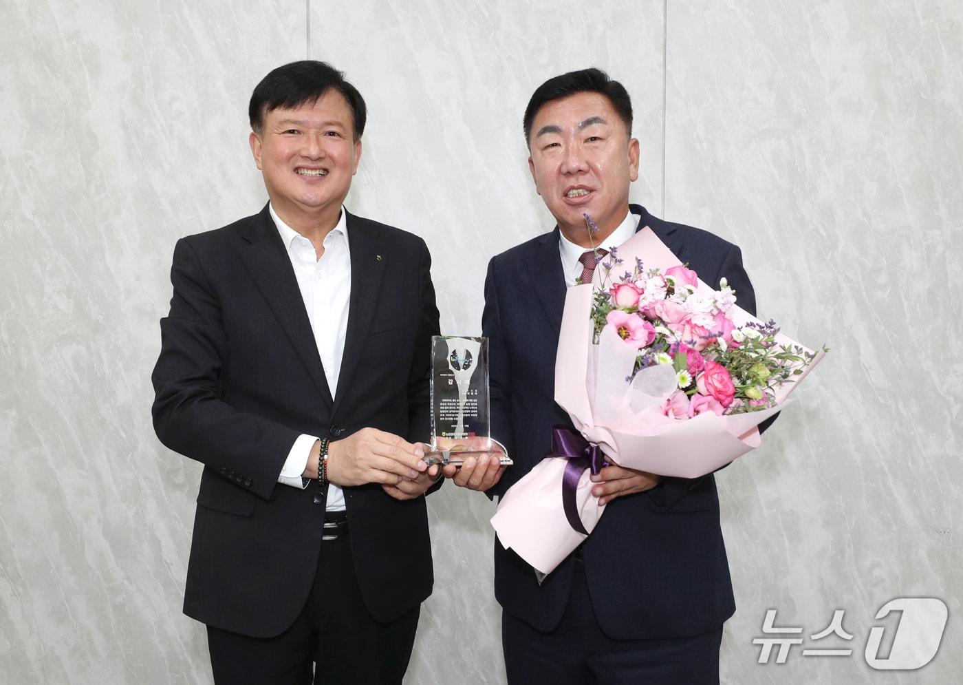 왼쪽부터 이용선 충북농협 총괄본부장, 이범석 청주시장.&#40;시 제공&#41;/뉴스1