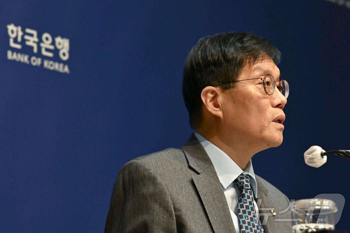 본문 이미지 - 이창용 한국은행 총재가 27일 서울 중구 한국은행에서 열린 기자간담회에서 취재진의 질문에 답하고 있다. 2025.11.27. 강예진 기자 2025.11.27/뉴스1 ⓒ News1 이호윤 기자