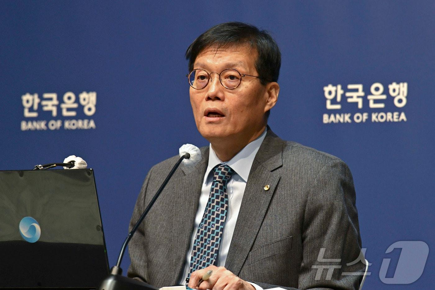 이창용 한국은행 총재가 27일 서울 중구 한국은행에서 열린 기자간담회에서 금리 동결 배경 등을 설명하고 있다. (공동취재) 2025.11.27/뉴스1 ⓒ News1 이호윤 기자