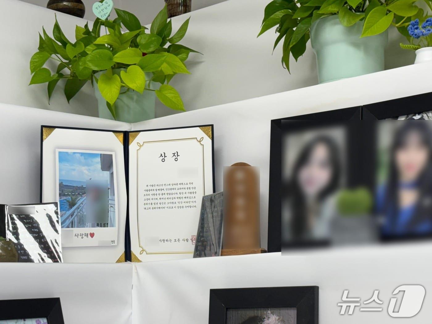 본문 이미지 - 사고 발생 1년을 앞둔 27일 무안국제공항 제주항공 여객기 참사 추모공간에 놓인 한 상장의 모습