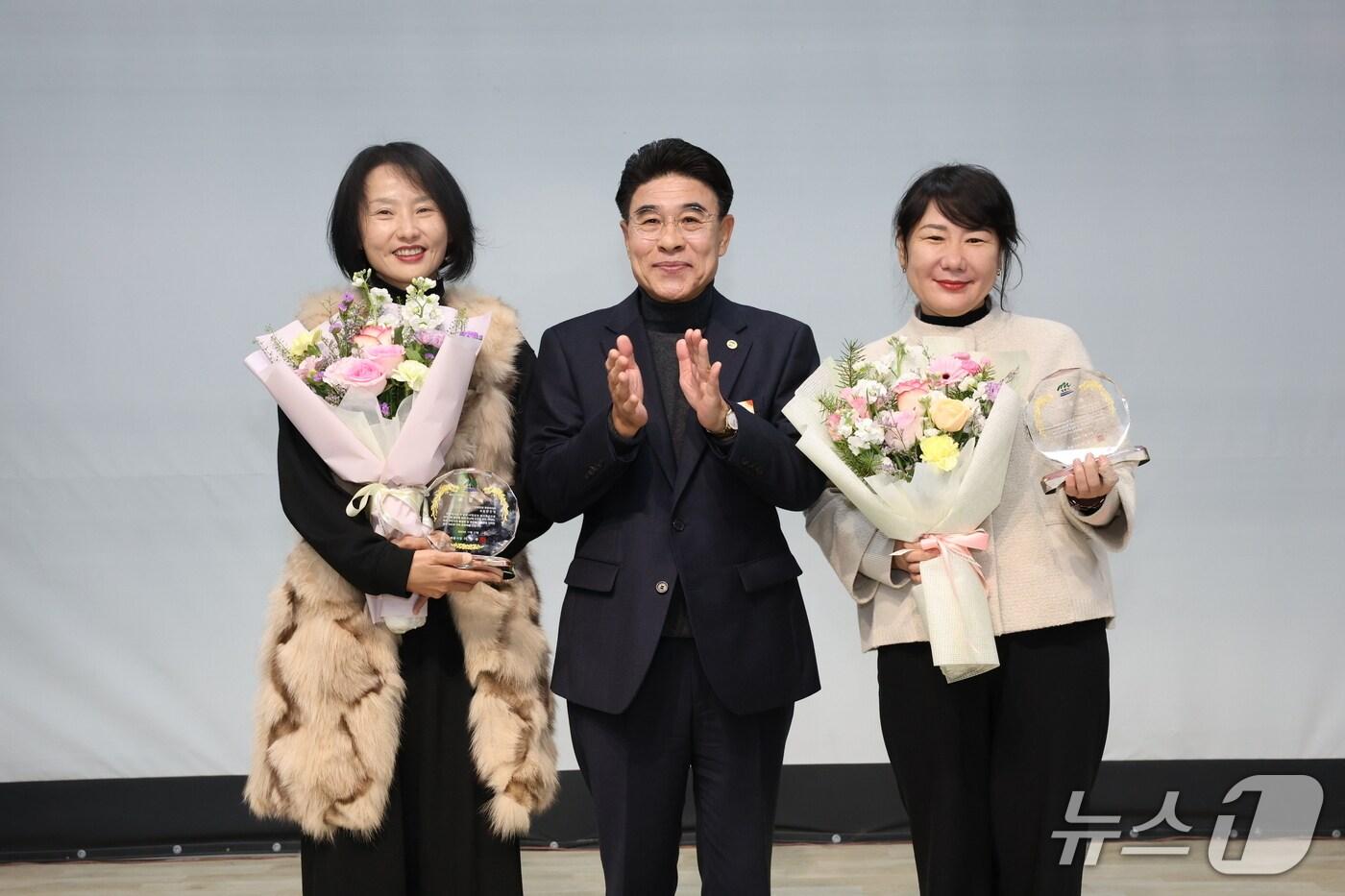 김현주, 양진영 위원이 계룡시장 표창을 받았다. (계룡시 제공.재판매 및 DB금지)/뉴스1