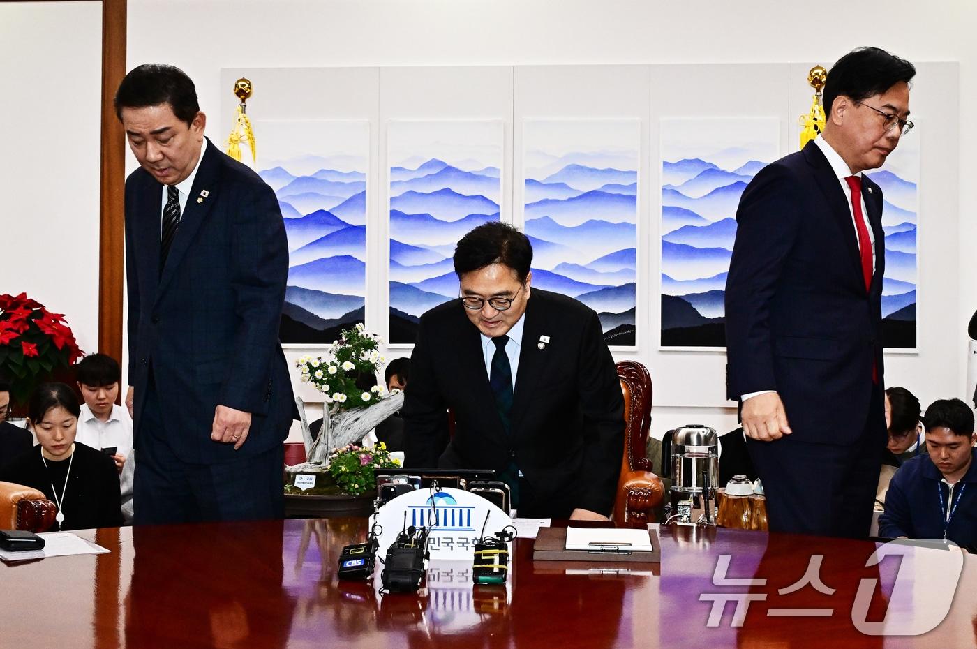 우원식 국회의장&#40;가운데&#41;과 김병기 더불어민주당&#40;왼쪽&#41;, 송언석 국민의힘 원내대표가 27일 서울 여의도 국회 의장실에서 열린 여야원내대표 회동에서 기념촬영을 마친후 각자 자리로 돌아가고 있다. &#40;공동취재&#41; 2025.11.27/뉴스1 ⓒ News1 유승관 기자