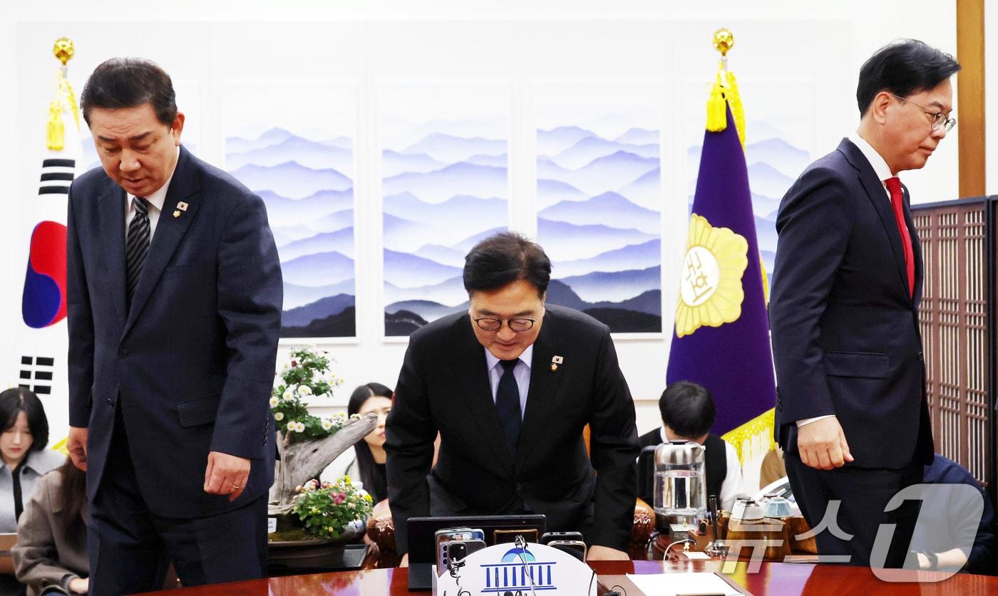 우원식 국회의장&#40;가운데&#41;과 김병기 더불어민주당&#40;왼쪽&#41;, 송언석 국민의힘 원내대표&#40;공동취재&#41; 2025.11.27/뉴스1 ⓒ News1 유승관 기자