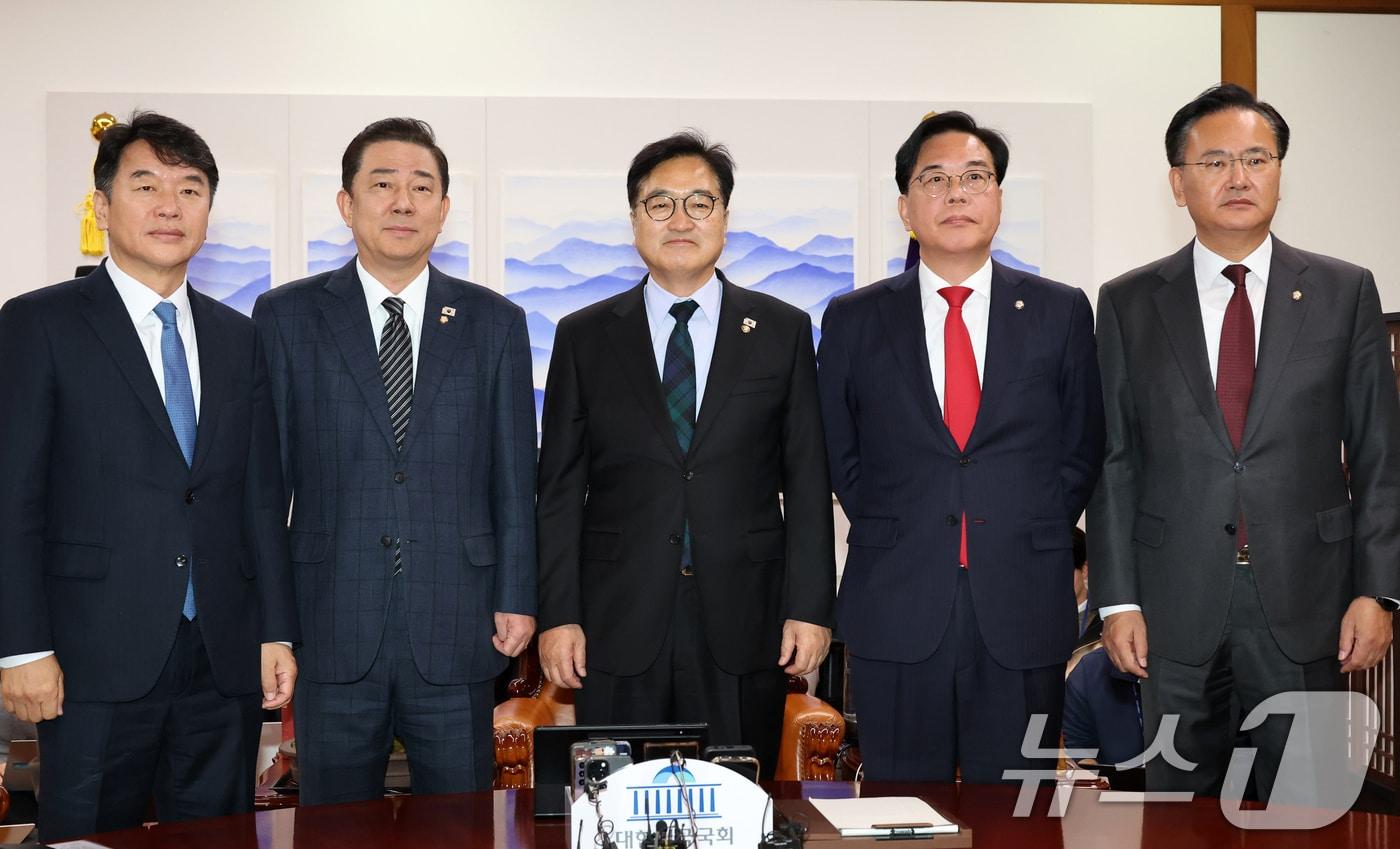 우원식 국회의장&#40;가운데&#41;과 김병기 더불어민주당&#40;왼쪽에서 두번째&#41;, 송언석 국민의힘 원내대표&#40;오른쪽에서 두번째&#41;가 27일 서울 여의도 국회 의장실에서 열린 여야원내대표 회동에서 기념촬영을 하고 있다. 왼쪽부터 문진석 더불어민주당 원내수석부대표, 김 원내대표, 우 의장, 송 원내대표, 유상범 국민의힘 원내대표. &#40;공동취재&#41; 2025.11.27/뉴스1 ⓒ News1 유승관 기자