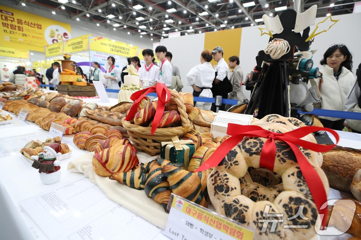 본문 이미지 - 27일 오전 대구 북구 엑스코(EXCO)에서 개막한 '제23회 대구 음식산업 박람회'를 찾은 관람객이 제과제빵 경연대회에 출품된 작품을 살펴보고 있다. '대구의 맛! K-푸드의 중심!'을 주제로 오는 29일까지 열리는 이번 행사는 대구의 특색 있는 맛과 최신 외식 트렌드, 커피·카페 문화를 한자리에서 선보인다. 같은 기간 '대구 커피&카페 페스타'도 함께 열린다. 2025.11.27/뉴스1 ⓒ News1 공정식 기자