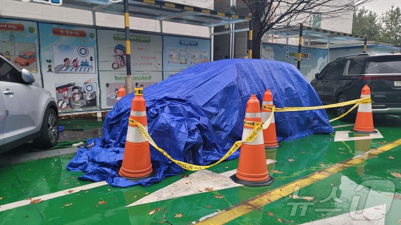 충북 청주 50대 여성 실종자 A씨의 SUV차량이 27일 충북 청주시 충북경찰청에 주차돼 있다. 이 차량은 전날 충주호에서 인양됐다. A씨는 지난달 14일 오후 6시 10분께 청주시 옥산면의 한 회사에서 자신의 SUV를 몰고 퇴근하는 모습이 인근 폐쇄회로(CC)TV에 찍힌 것을 끝으로 실종됐다. 2025.11.27/뉴스1 ⓒ News1 임양규 기자