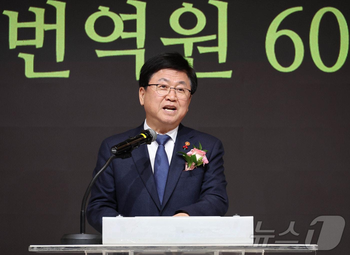본문 이미지 - 최교진 교육부 장관이 27일 서울 종로구 HW 컨벤션센터에서 열리는 ‘한국고전번역원 60년 기념식’에 참석해 축사를 하고 있다. (교육부 제공. 재판매 및 DB 금지) 2025.11.27 ⓒ 뉴스1
