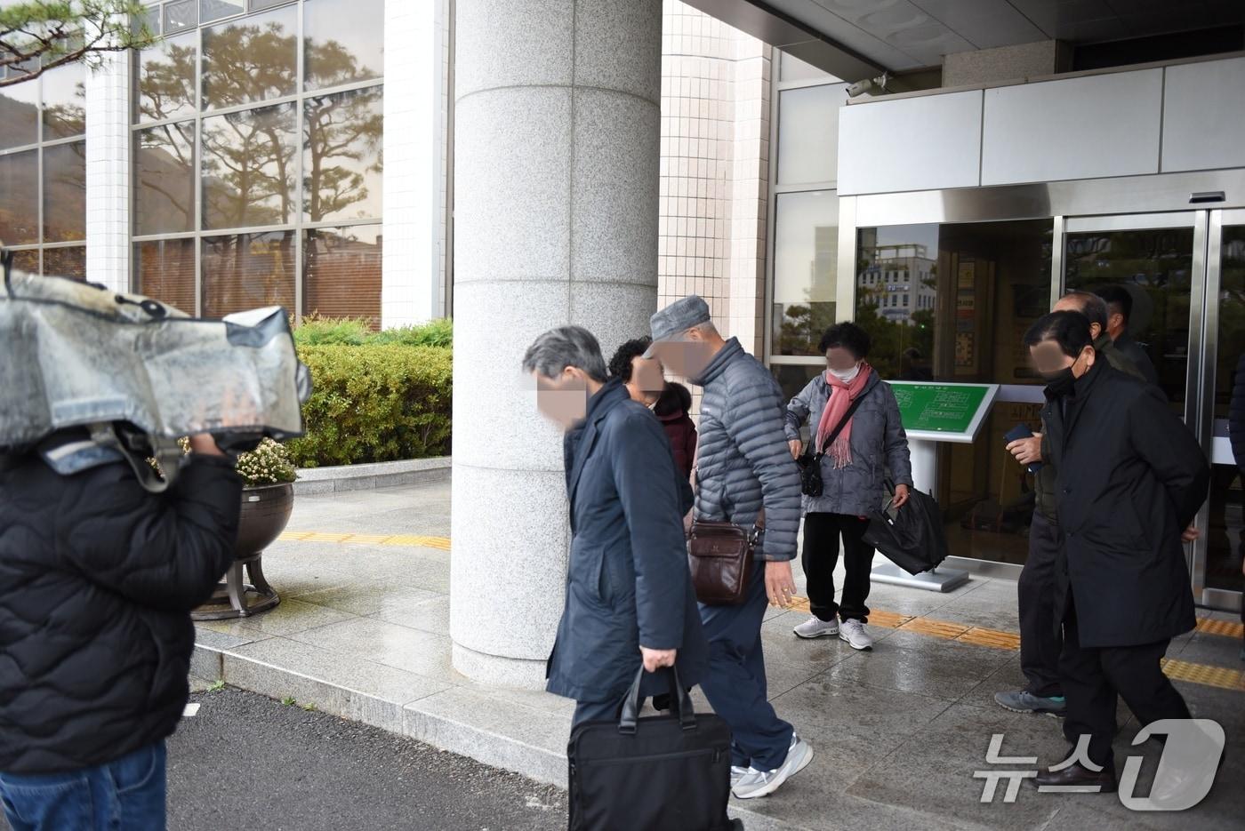 여순사건 보상금을 지급하지 않은 변호사가 27일 타 재판을 마친 후 유족들과 간담회를 하기 위해 이동하고 있다.
