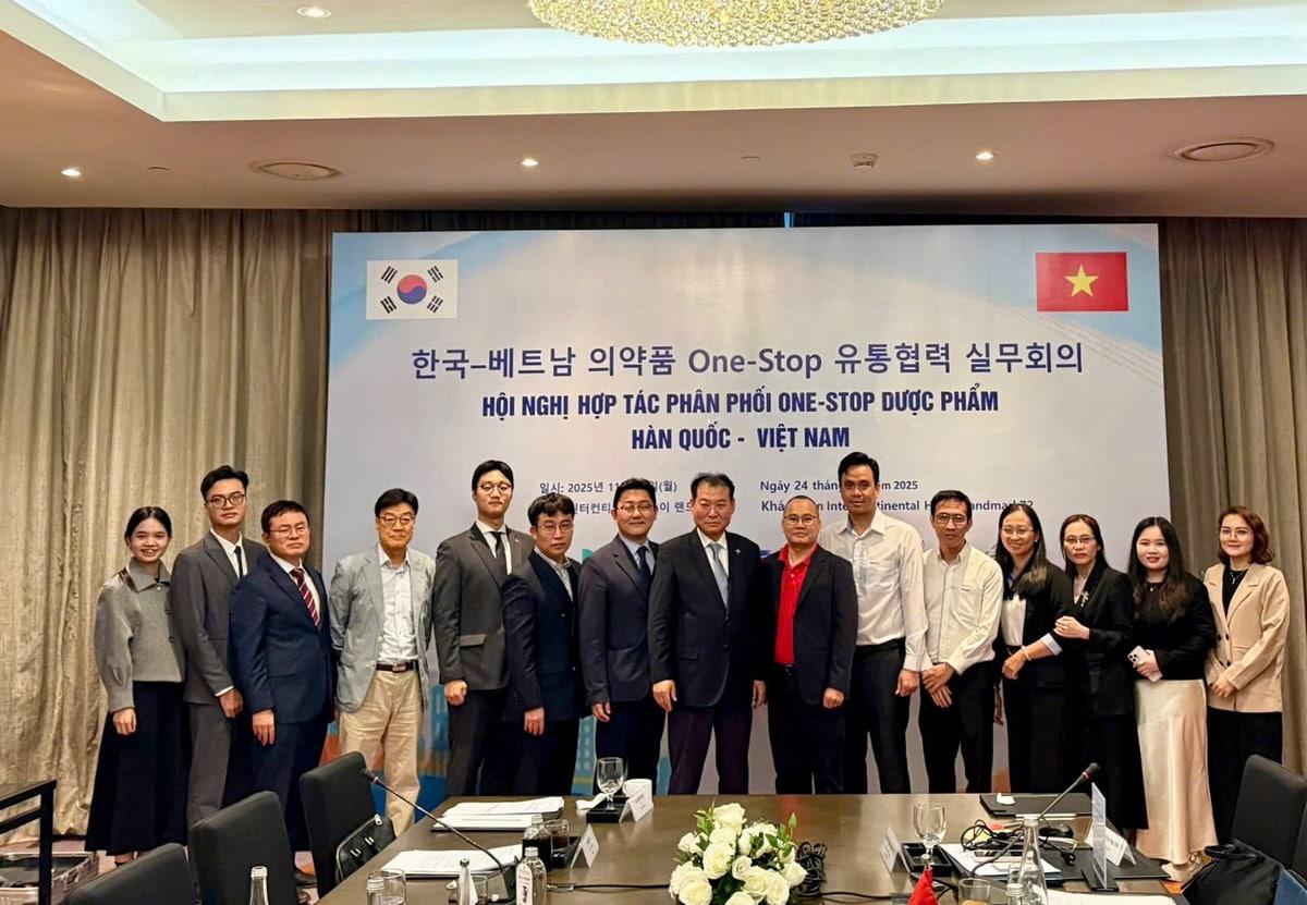 본문 이미지 -  현대바이오사이언스는 지난 24일 베트남 하노이 랜드마크72에서 현대바이오 정진환 부사장&#40;왼쪽 일곱번째&#41;, 팜 트 찌에우 베파코 회장&#40;아홉번째&#41; 등이 참석한 가운데 베파코와 제프티 유통망 구축을 위한 업무협약&#40;MOU&#41;을 체결했다. &#40;현대바이오사이언스 제공&#41;