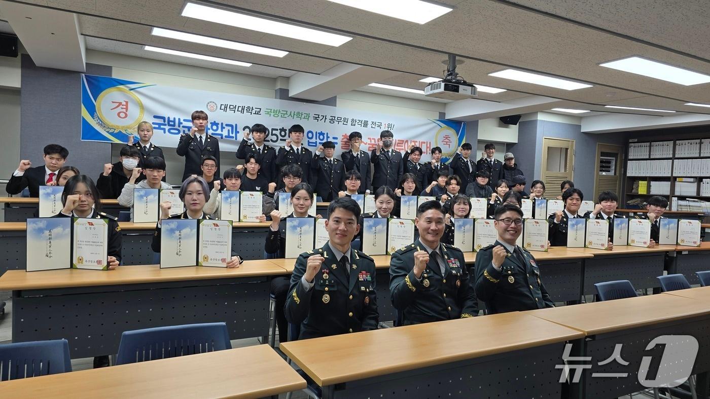 장학증서를 받은 국방군사학과 학생들 사진&#40;대덕대 제공.재판매 및 DB금지&#41;/뉴스1