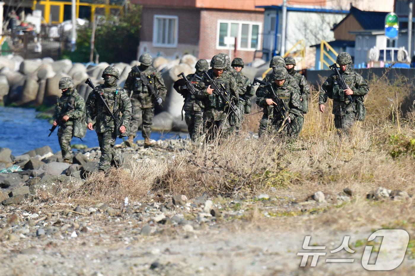 해병대 1사단 장병들이 27일 오후 경북 포항시 남구 임곡해안에서 마약류 의심 물질 수색 작전을 펼치고 있다. 이날 해병대는 최근 포항 해안에서 잇따라 발견되고 있는 마약류인 케타민을 포장지와 동일한 중국산 차 봉지를 발견, 해경에 인계했다. 2025.11.27/뉴스1 ⓒ News1 최창호 기자