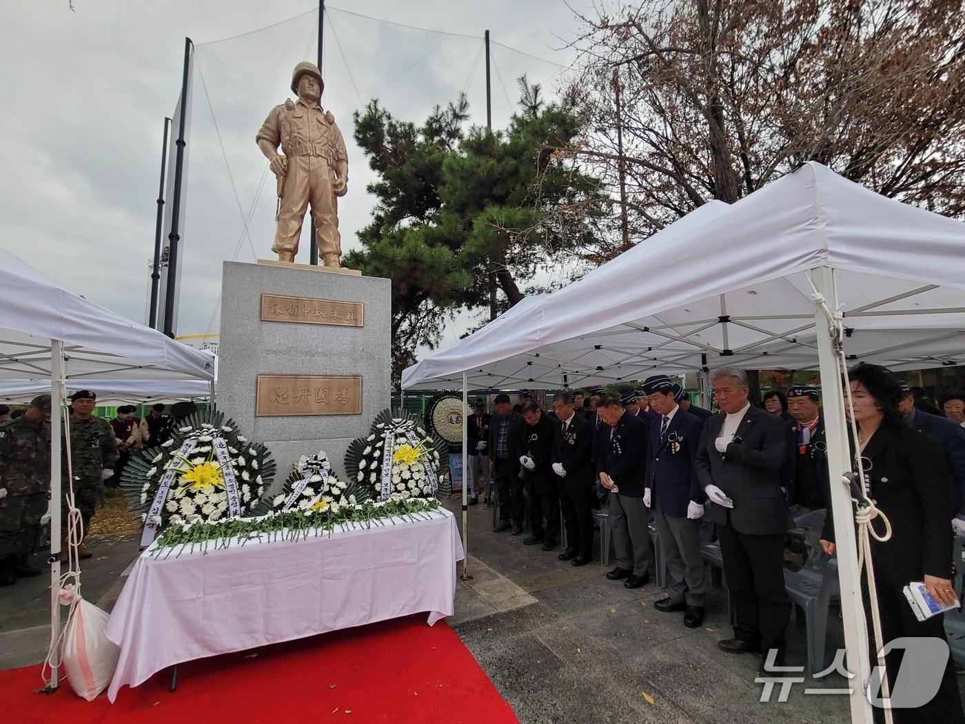본문 이미지 - 27일 오전 10시께 전북 전주시 덕진구 전주고등학교 정문에서 진행된 고 소병민 중령 추모식 참석자들이 묵념하고 있다. 11.27/뉴스1 문채연 기자