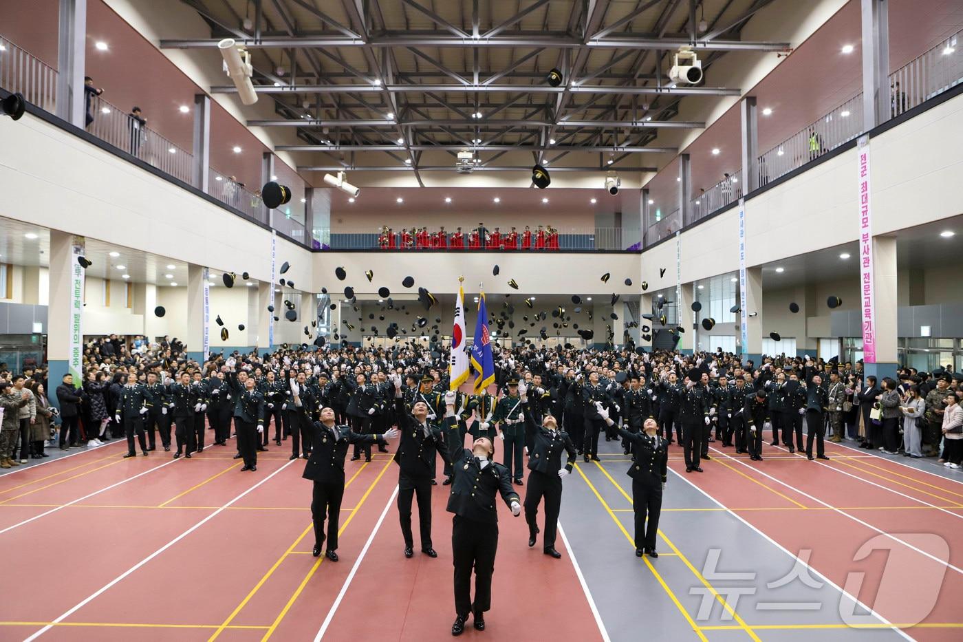 육군은 27일 전북 익산에 위치한 육군부사관학교에서 강관범&#40;중장&#41; 육군교육사령관 주관으로 2025-4기 육군 부사관 임관식을 거행했다고 밝혔다. 사진은 부사관 임관식에서 신임 부사관들이 정모를 하늘로 던지며 자축하는 모습. &#40;육군 제공. 재판매 및 DB 금지&#41; 2025.11.27/뉴스1